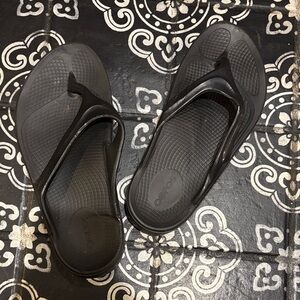 OOFOS Black Comfort Sandals